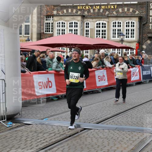 05.10.2025 - 20. swb-Marathon Bremen Yannick Fuchs http://msf.ph/oto/9245276 05.10.2025 11:11:38 Ziel 10320, 11030, 11083 meine-sportfotos.de