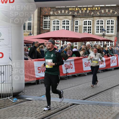 05.10.2025 - 20. swb-Marathon Bremen Yannick Fuchs http://msf.ph/oto/9245288 05.10.2025 11:11:38 Ziel 10320, 11030, 11083 meine-sportfotos.de