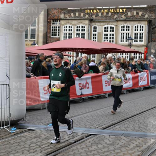 05.10.2025 - 20. swb-Marathon Bremen Yannick Fuchs http://msf.ph/oto/9245297 05.10.2025 11:11:39 Ziel 10320, 11030, 11083 meine-sportfotos.de