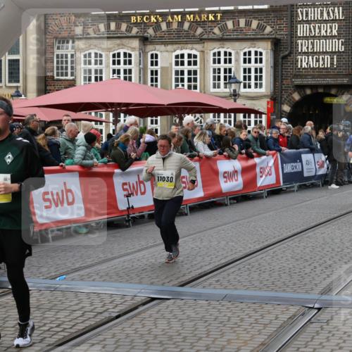 05.10.2025 - 20. swb-Marathon Bremen Yannick Fuchs http://msf.ph/oto/9245311 05.10.2025 11:11:39 Ziel 10320, 11030, 11083 meine-sportfotos.de