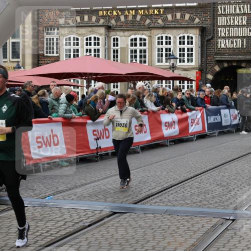 05.10.2025 - 20. swb-Marathon Bremen Yannick Fuchs http://msf.ph/oto/9245318 05.10.2025 11:11:39 Ziel 10320, 11030, 11083 meine-sportfotos.de