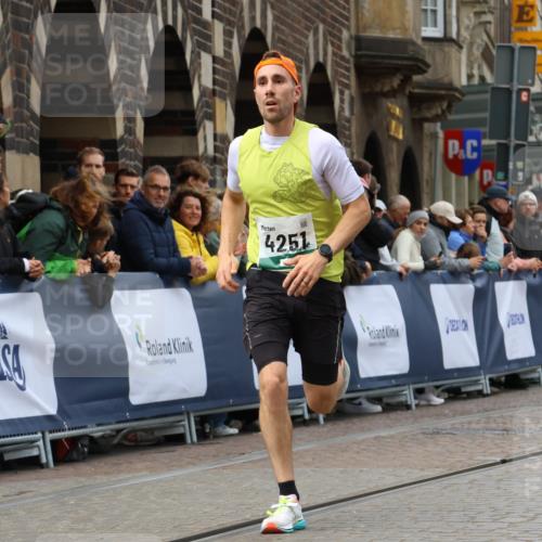 05.10.2025 - 20. swb-Marathon Bremen Strokosch-Dieckow http://msf.ph/oto/9245325 05.10.2025 12:46:38 Ziel 4251 meine-sportfotos.de