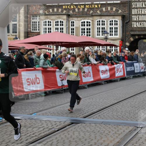 05.10.2025 - 20. swb-Marathon Bremen Yannick Fuchs http://msf.ph/oto/9245332 05.10.2025 11:11:39 Ziel 10320, 11030, 11083 meine-sportfotos.de