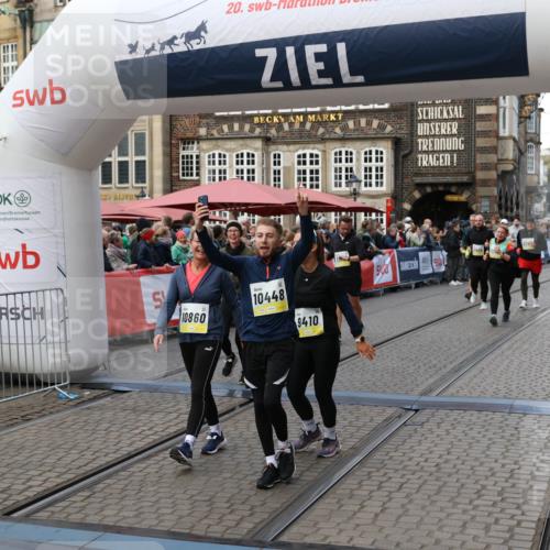 05.10.2025 - 20. swb-Marathon Bremen Yannick Fuchs http://msf.ph/oto/9245334 05.10.2025 11:10:02 Ziel 9410, 9685, 9760, 9972, 10448, 10827, 10860, 11219, 11381, 11486, 11748 meine-sportfotos.de