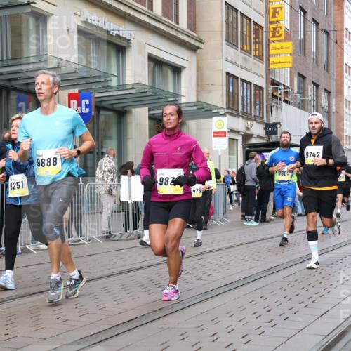 05.10.2025 - 20. swb-Marathon Bremen Strokosch-Dieckow http://msf.ph/oto/9245364 05.10.2025 10:50:31 Ziel 7733, 9199, 9230, 9251, 9277, 9399, 9416, 9425, 9578, 9630, 9658, 9663, 9715, 9742, 9832, 9888, 9966, 9969, 9975, 10029, 10043, 10224, 10226, 10227, 10254, 10279, 10378, 10479, 10534, 10689, 10698, 10743, 10932, 11061, 11062, 11220, 11311, 11391, 11451, 11543, 11661, 7733, 9199, 9230, 9251, 9277, 9399, 9416, 9425, 9578, 9630, 9658, 9663, 9715, 9742, 9832, 9888, 9966, 9969, 9975, 10029, 10043, 10224, 10226, 10227, 11062 meine-sportfotos.de