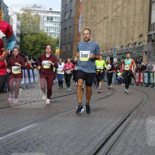 05.10.2025 - 20. swb-Marathon Bremen Strokosch-Dieckow http://msf.ph/oto/9245372 05.10.2025 10:58:25 Ziel 9433, 9608, 9820, 10055, 10084, 10261, 10408, 10586, 10988, 11181, 11184, 11291, 11495, 11591, 11700 meine-sportfotos.de