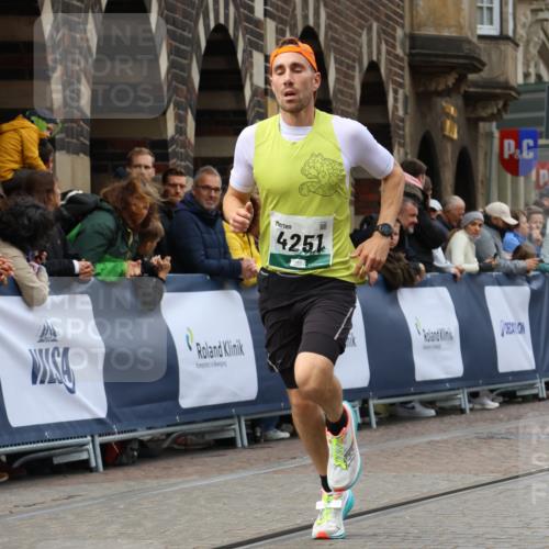 05.10.2025 - 20. swb-Marathon Bremen Strokosch-Dieckow http://msf.ph/oto/9245382 05.10.2025 12:46:38 Ziel 4251 meine-sportfotos.de