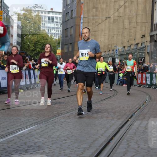 05.10.2025 - 20. swb-Marathon Bremen Strokosch-Dieckow http://msf.ph/oto/9245396 05.10.2025 10:58:25 Ziel 9433, 9608, 9820, 10055, 10084, 10261, 10408, 10586, 10988, 11181, 11184, 11291, 11495, 11591, 11700 meine-sportfotos.de