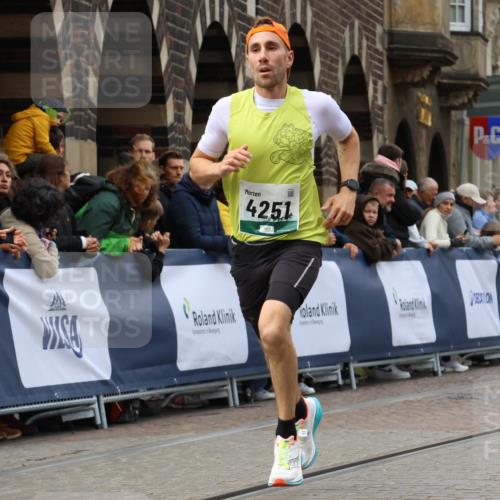 05.10.2025 - 20. swb-Marathon Bremen Strokosch-Dieckow http://msf.ph/oto/9245406 05.10.2025 12:46:38 Ziel 4251 meine-sportfotos.de