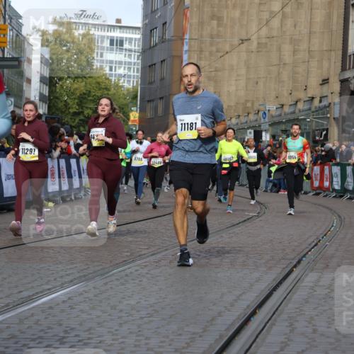 05.10.2025 - 20. swb-Marathon Bremen Strokosch-Dieckow http://msf.ph/oto/9245419 05.10.2025 10:58:25 Ziel 9433, 9608, 9820, 10055, 10084, 10261, 10408, 10586, 10988, 11181, 11184, 11291, 11495, 11591, 11700 meine-sportfotos.de