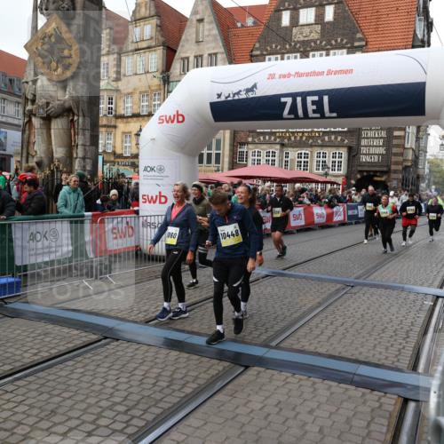 05.10.2025 - 20. swb-Marathon Bremen Yannick Fuchs http://msf.ph/oto/9245433 05.10.2025 11:10:03 Ziel 9410, 9685, 9760, 9972, 10435, 10448, 10515, 10827, 10860, 10885, 11219, 11381, 11405, 11486, 11748 meine-sportfotos.de