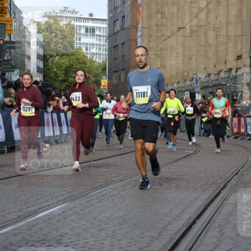 05.10.2025 - 20. swb-Marathon Bremen Strokosch-Dieckow http://msf.ph/oto/9245444 05.10.2025 10:58:25 Ziel 9433, 9608, 9820, 10055, 10084, 10261, 10408, 10586, 10988, 11181, 11184, 11291, 11495, 11591, 11700 meine-sportfotos.de
