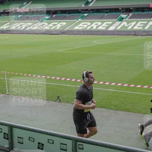 05.10.2025 - 20. swb-Marathon Bremen Michael Burmester http://msf.ph/oto/9245506 05.10.2025 10:37:20 Laufen im Stadion 7776, 7777, 9177, 9208, 9246, 9271, 9272, 9294, 9305, 9360, 9363, 9381, 9473, 9531, 9532, 9600, 9603, 9604, 9655, 9673, 9692, 9802, 9812, 9839, 9841, 9893, 9913, 9979, 10004, 10026, 10030, 10067, 10071, 10158, 10217, 10265, 10271, 10290, 10291, 10345, 10370, 10477, 10489, 10492, 10508, 10510, 10518, 10562, 10571, 10588, 10615, 10656, 10679, 10762, 10771, 10777, 10809, 10821, 10837, 10872, 10876, 10995, 11001, 11121, 11124, 11183, 11184, 11223, 11251, 11415, 9215 meine-sportfotos.de