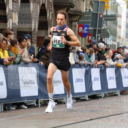 05.10.2025 - 20. swb-Marathon Bremen Strokosch-Dieckow http://msf.ph/oto/9245533 05.10.2025 12:46:52 Ziel 1571, 8582 meine-sportfotos.de