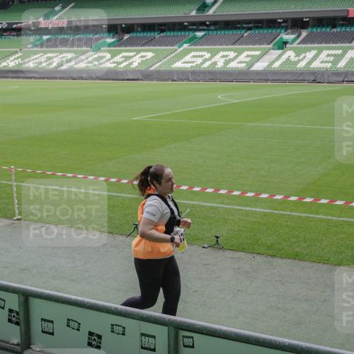 05.10.2025 - 20. swb-Marathon Bremen Michael Burmester http://msf.ph/oto/9245560 05.10.2025 10:37:22 Laufen im Stadion 7776, 7777, 9177, 9208, 9246, 9271, 9272, 9294, 9305, 9360, 9363, 9365, 9381, 9473, 9531, 9532, 9600, 9603, 9604, 9655, 9673, 9692, 9802, 9812, 9839, 9841, 9893, 9913, 9979, 10004, 10026, 10067, 10071, 10158, 10217, 10265, 10271, 10290, 10291, 10345, 10370, 10477, 10489, 10492, 10508, 10510, 10518, 10562, 10571, 10588, 10615, 10656, 10679, 10762, 10771, 10777, 10809, 10821, 10837, 10872, 10876, 10995, 11001, 11121, 11124, 11162, 11183, 11184, 11223, 11251, 11415 meine-sportfotos.de
