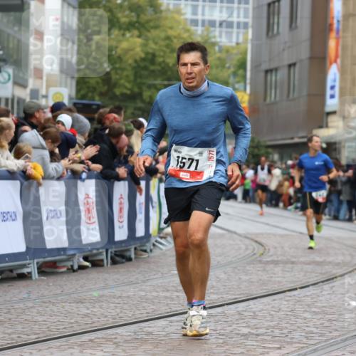 05.10.2025 - 20. swb-Marathon Bremen Strokosch-Dieckow http://msf.ph/oto/9245573 05.10.2025 12:46:57 Ziel 1571, 6957 meine-sportfotos.de