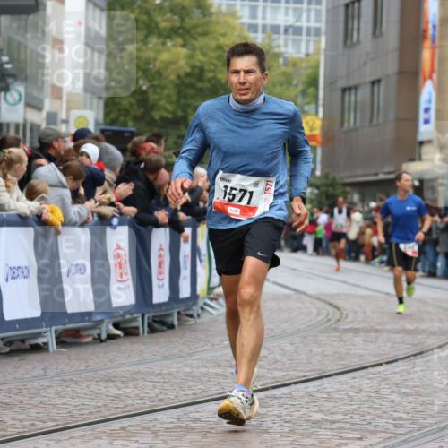 05.10.2025 - 20. swb-Marathon Bremen Strokosch-Dieckow http://msf.ph/oto/9245599 05.10.2025 12:46:57 Ziel 1571, 6957 meine-sportfotos.de