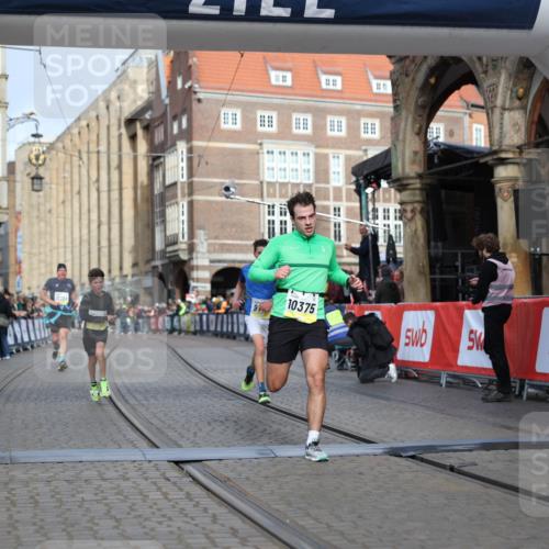 05.10.2025 - 20. swb-Marathon Bremen Yannick Fuchs http://msf.ph/oto/9245616 05.10.2025 10:42:29 Ziel 9700, 9775, 10208, 10375, 11217, 11230 meine-sportfotos.de