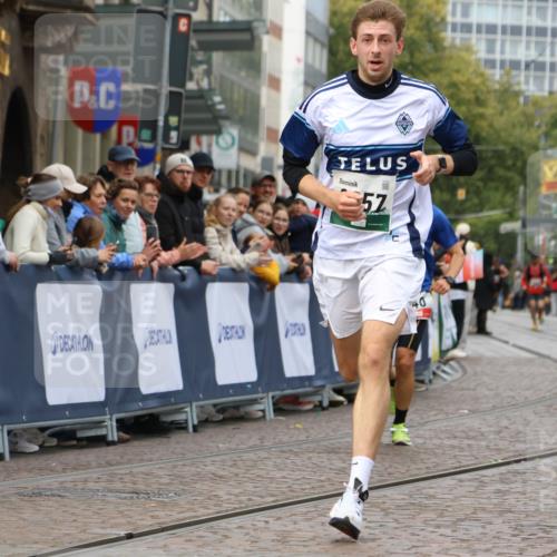 05.10.2025 - 20. swb-Marathon Bremen Strokosch-Dieckow http://msf.ph/oto/9245669 05.10.2025 12:47:03 Ziel 940, 6957 meine-sportfotos.de