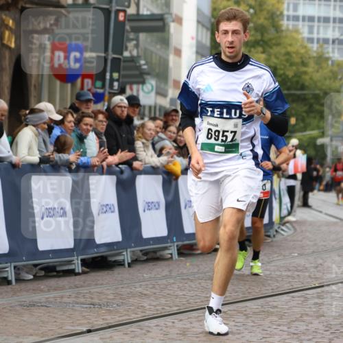 05.10.2025 - 20. swb-Marathon Bremen Strokosch-Dieckow http://msf.ph/oto/9245694 05.10.2025 12:47:03 Ziel 940, 6957 meine-sportfotos.de