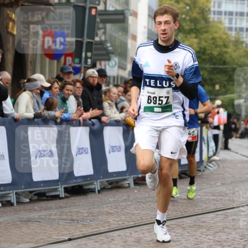 05.10.2025 - 20. swb-Marathon Bremen Strokosch-Dieckow http://msf.ph/oto/9245724 05.10.2025 12:47:03 Ziel 940, 6957 meine-sportfotos.de