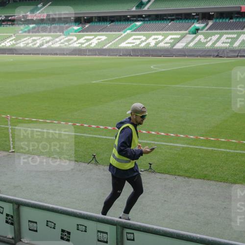 05.10.2025 - 20. swb-Marathon Bremen Michael Burmester http://msf.ph/oto/9245799 05.10.2025 10:37:39 Laufen im Stadion 7621, 7776, 9177, 9208, 9237, 9246, 9305, 9360, 9363, 9365, 9381, 9426, 9448, 9531, 9532, 9536, 9600, 9603, 9642, 9748, 9802, 9839, 9841, 9893, 9979, 10056, 10067, 10098, 10158, 10194, 10265, 10271, 10274, 10290, 10291, 10301, 10345, 10370, 10471, 10477, 10489, 10508, 10510, 10518, 10562, 10571, 10611, 10615, 10771, 10777, 10821, 10826, 10829, 10837, 10872, 10876, 10995, 11001, 11050, 11121, 11124, 11150, 11162, 11183, 11184, 11223, 11251, 11415, 9177, 9208 meine-sportfotos.de
