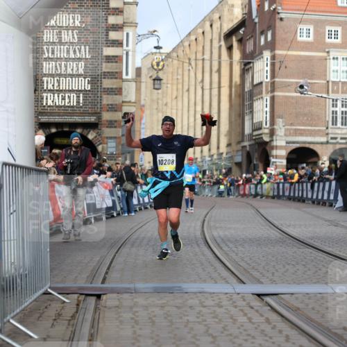 05.10.2025 - 20. swb-Marathon Bremen Yannick Fuchs http://msf.ph/oto/9245800 05.10.2025 10:42:32 Ziel 9700, 9775, 10208, 10375, 11230 meine-sportfotos.de