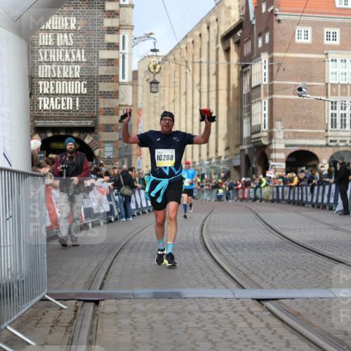 05.10.2025 - 20. swb-Marathon Bremen Yannick Fuchs http://msf.ph/oto/9245817 05.10.2025 10:42:32 Ziel 9700, 9775, 10208, 10375, 11230 meine-sportfotos.de