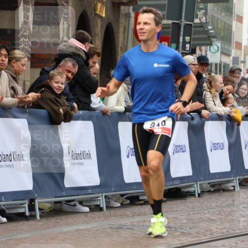 05.10.2025 - 20. swb-Marathon Bremen Strokosch-Dieckow http://msf.ph/oto/9245823 05.10.2025 12:47:06 Ziel 940, 7259 meine-sportfotos.de