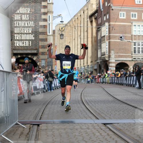 05.10.2025 - 20. swb-Marathon Bremen Yannick Fuchs http://msf.ph/oto/9245836 05.10.2025 10:42:32 Ziel 9700, 9775, 10208, 10375, 11230 meine-sportfotos.de