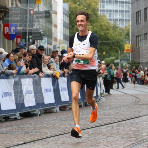 05.10.2025 - 20. swb-Marathon Bremen Strokosch-Dieckow http://msf.ph/oto/9245861 05.10.2025 12:47:14 Ziel 999, 7259 meine-sportfotos.de
