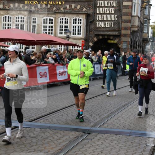 05.10.2025 - 20. swb-Marathon Bremen Yannick Fuchs http://msf.ph/oto/9245864 05.10.2025 11:10:09 Ziel 9288, 9554, 9561, 9760, 9972, 10383, 10435, 10515, 10659, 10885, 10969, 11381, 11401, 11405, 11634, 11748 meine-sportfotos.de