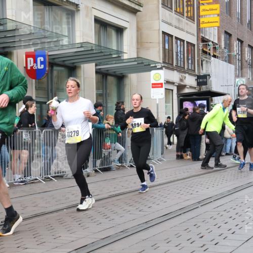 05.10.2025 - 20. swb-Marathon Bremen Strokosch-Dieckow http://msf.ph/oto/9245866 05.10.2025 10:50:48 Ziel 9199, 9256, 9287, 9416, 9425, 9630, 9663, 9894, 9906, 10029, 10206, 10215, 10222, 10226, 10227, 10254, 10378, 10432, 10534, 10669, 10698, 10743, 10932, 11061, 11279, 11391, 11573, 9199, 9256, 9287, 9416, 9425, 9630, 9663, 9894, 9906, 10029, 10206, 10215, 10222, 10226, 10227, 10432 meine-sportfotos.de