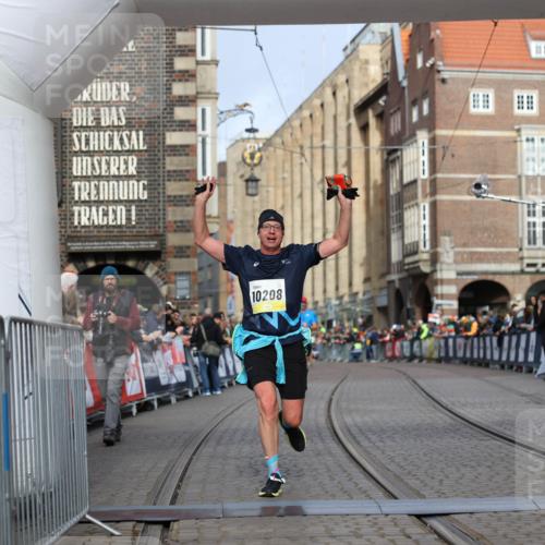 05.10.2025 - 20. swb-Marathon Bremen Yannick Fuchs http://msf.ph/oto/9245882 05.10.2025 10:42:32 Ziel 9700, 9775, 10208, 10375, 11230 meine-sportfotos.de