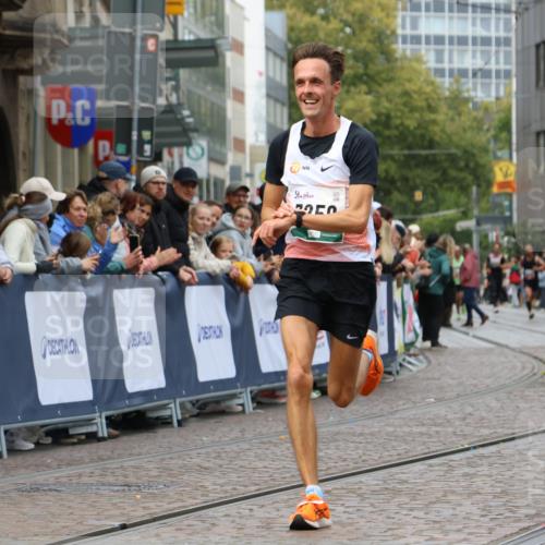 05.10.2025 - 20. swb-Marathon Bremen Strokosch-Dieckow http://msf.ph/oto/9245898 05.10.2025 12:47:14 Ziel 999, 7259 meine-sportfotos.de