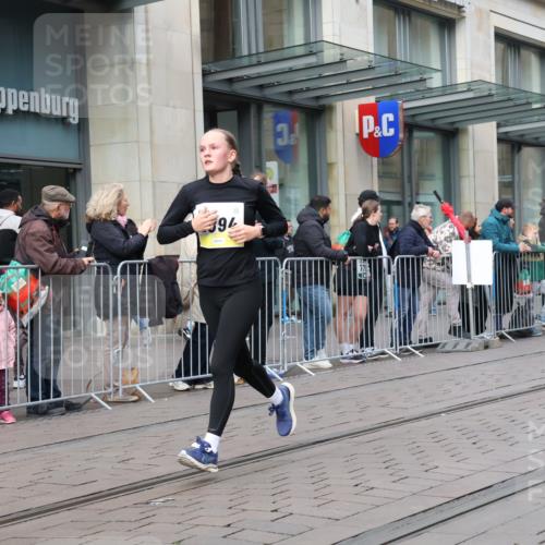 05.10.2025 - 20. swb-Marathon Bremen Strokosch-Dieckow http://msf.ph/oto/9245907 05.10.2025 10:50:49 Ziel 9199, 9256, 9287, 9416, 9425, 9630, 9663, 9894, 9906, 10206, 10215, 10222, 10226, 10254, 10378, 10432, 10534, 10669, 10698, 10743, 10932, 11061, 11279, 11391, 11573, 9199, 9256, 9287, 9416, 9425, 9630, 9663, 9894, 9906, 10206, 10215, 10222, 10226, 10432 meine-sportfotos.de