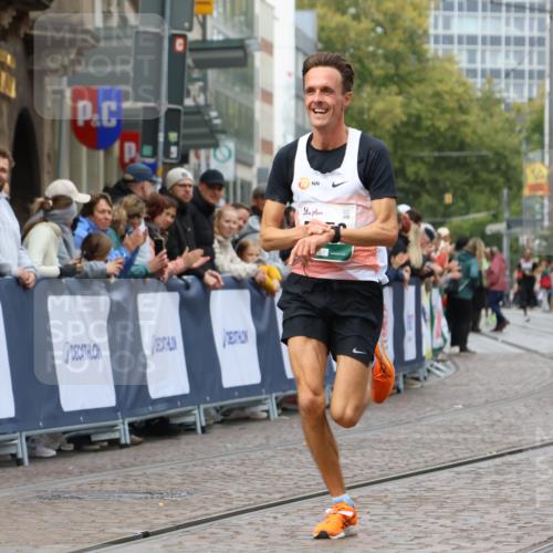 05.10.2025 - 20. swb-Marathon Bremen Strokosch-Dieckow http://msf.ph/oto/9245931 05.10.2025 12:47:14 Ziel 999, 7259 meine-sportfotos.de