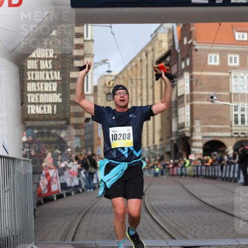 05.10.2025 - 20. swb-Marathon Bremen Yannick Fuchs http://msf.ph/oto/9245940 05.10.2025 10:42:33 Ziel 9700, 9775, 10208, 10375, 11230 meine-sportfotos.de