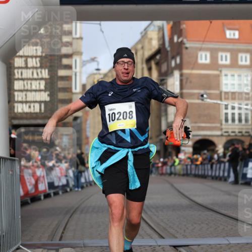 05.10.2025 - 20. swb-Marathon Bremen Yannick Fuchs http://msf.ph/oto/9245958 05.10.2025 10:42:34 Ziel 9700, 9775, 10208, 10375, 11230 meine-sportfotos.de