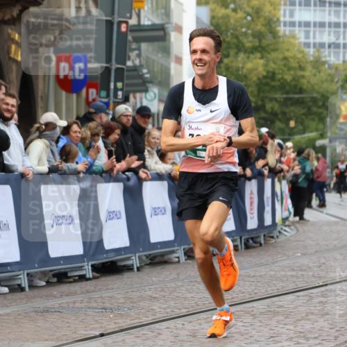 05.10.2025 - 20. swb-Marathon Bremen Strokosch-Dieckow http://msf.ph/oto/9245967 05.10.2025 12:47:14 Ziel 999, 7259 meine-sportfotos.de