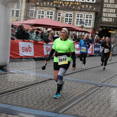 05.10.2025 - 20. swb-Marathon Bremen Yannick Fuchs http://msf.ph/oto/9245981 05.10.2025 11:11:54 Ziel 9648, 9680, 9999, 10235, 10236, 10540, 11088, 11172 meine-sportfotos.de