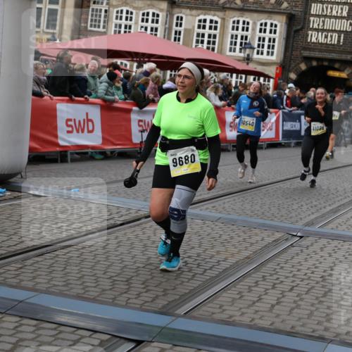 05.10.2025 - 20. swb-Marathon Bremen Yannick Fuchs http://msf.ph/oto/9245990 05.10.2025 11:11:54 Ziel 9648, 9680, 9999, 10235, 10236, 10540, 11088, 11172 meine-sportfotos.de