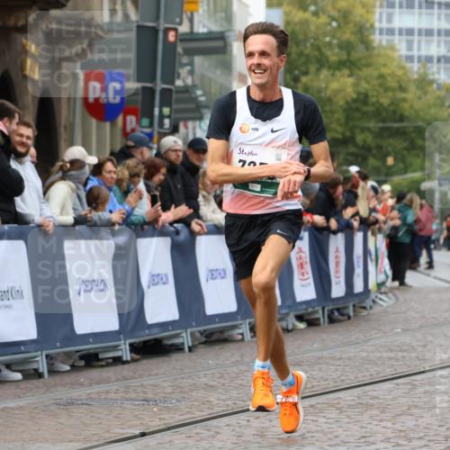 05.10.2025 - 20. swb-Marathon Bremen Strokosch-Dieckow http://msf.ph/oto/9246002 05.10.2025 12:47:14 Ziel 999, 7259 meine-sportfotos.de