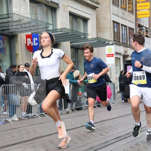 05.10.2025 - 20. swb-Marathon Bremen Strokosch-Dieckow http://msf.ph/oto/9246003 05.10.2025 10:50:53 Ziel 9256, 9287, 9416, 9425, 9663, 9894, 9906, 10206, 10215, 10222, 10226, 10376, 10378, 10432, 10556, 10669, 10743, 10932, 11279, 11391, 11573, 9256, 9287, 9416, 9425, 9663, 9894, 9906, 10206, 10215, 10222, 10226, 10376, 10432, 10556 meine-sportfotos.de