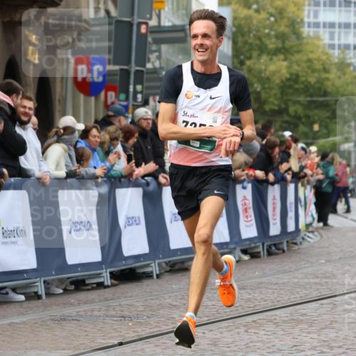 05.10.2025 - 20. swb-Marathon Bremen Strokosch-Dieckow http://msf.ph/oto/9246041 05.10.2025 12:47:14 Ziel 999, 7259 meine-sportfotos.de