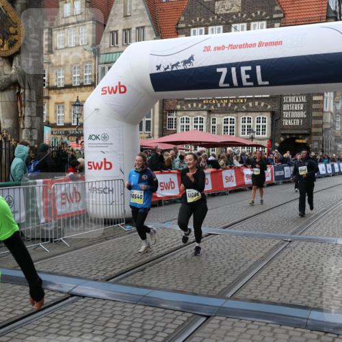 05.10.2025 - 20. swb-Marathon Bremen Yannick Fuchs http://msf.ph/oto/9246065 05.10.2025 11:11:56 Ziel 9648, 9680, 9784, 10235, 10236, 10540, 11088 meine-sportfotos.de