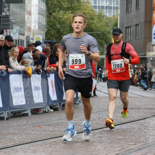 05.10.2025 - 20. swb-Marathon Bremen Strokosch-Dieckow http://msf.ph/oto/9246076 05.10.2025 12:47:22 Ziel 999, 1700, 9046 meine-sportfotos.de