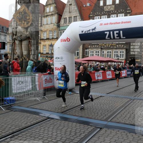 05.10.2025 - 20. swb-Marathon Bremen Yannick Fuchs http://msf.ph/oto/9246084 05.10.2025 11:11:56 Ziel 9648, 9680, 9784, 10235, 10236, 10540, 11088 meine-sportfotos.de