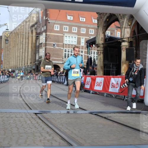 05.10.2025 - 20. swb-Marathon Bremen Yannick Fuchs http://msf.ph/oto/9246086 05.10.2025 10:42:46 Ziel 10592, 11178 meine-sportfotos.de