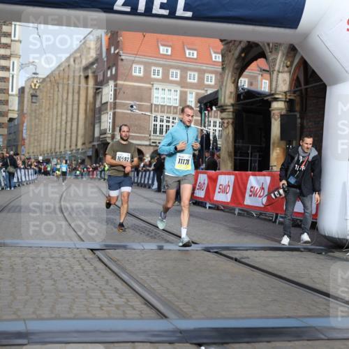 05.10.2025 - 20. swb-Marathon Bremen Yannick Fuchs http://msf.ph/oto/9246105 05.10.2025 10:42:46 Ziel 10592, 11178 meine-sportfotos.de